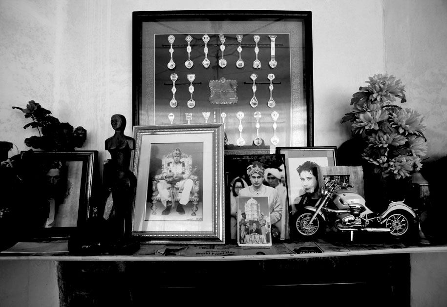 04_PrincePradyotDebBurmanroyalhouse.hellomagazine.blackandwhite.portraits.jpg